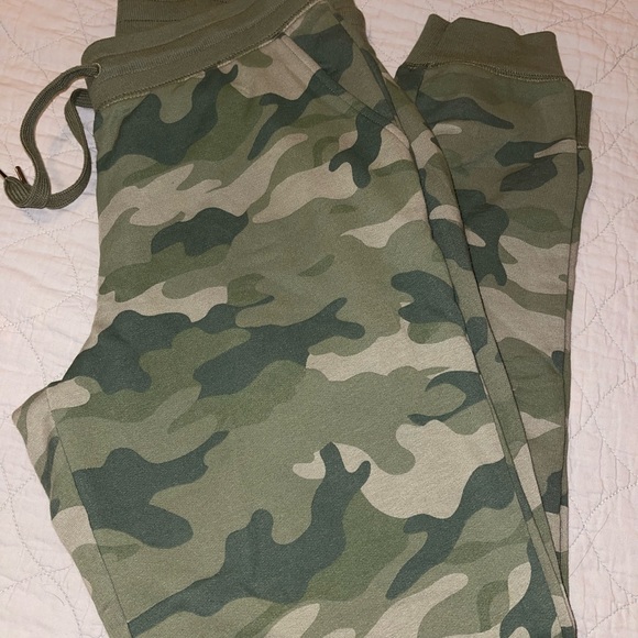 Old Navy Camo Joggers - Picture 3 of 11